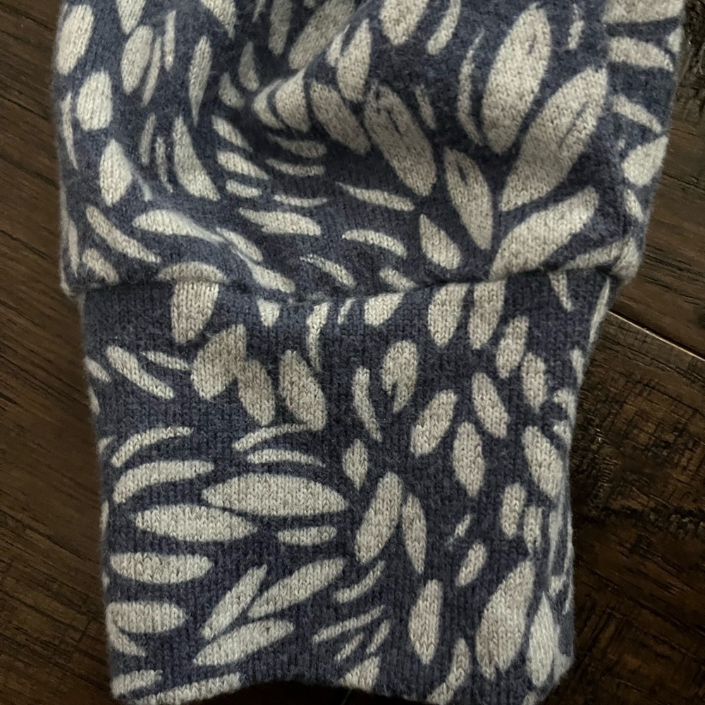 NWOT Carve Designs Navy and White Leaf Print Top - Picture 3 of 3